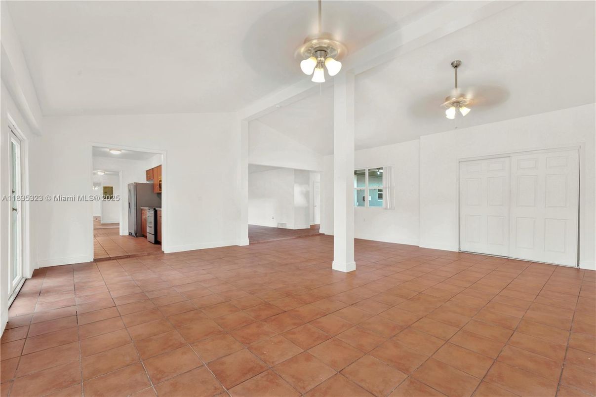 Empty room, Interior