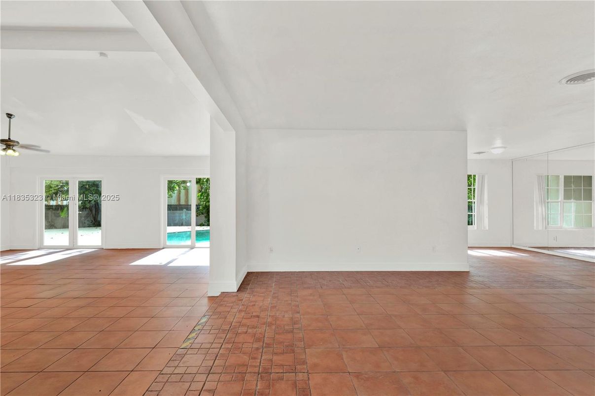 Empty room, Interior