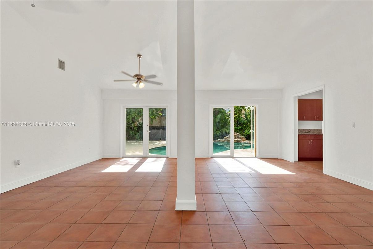 Empty room, Interior