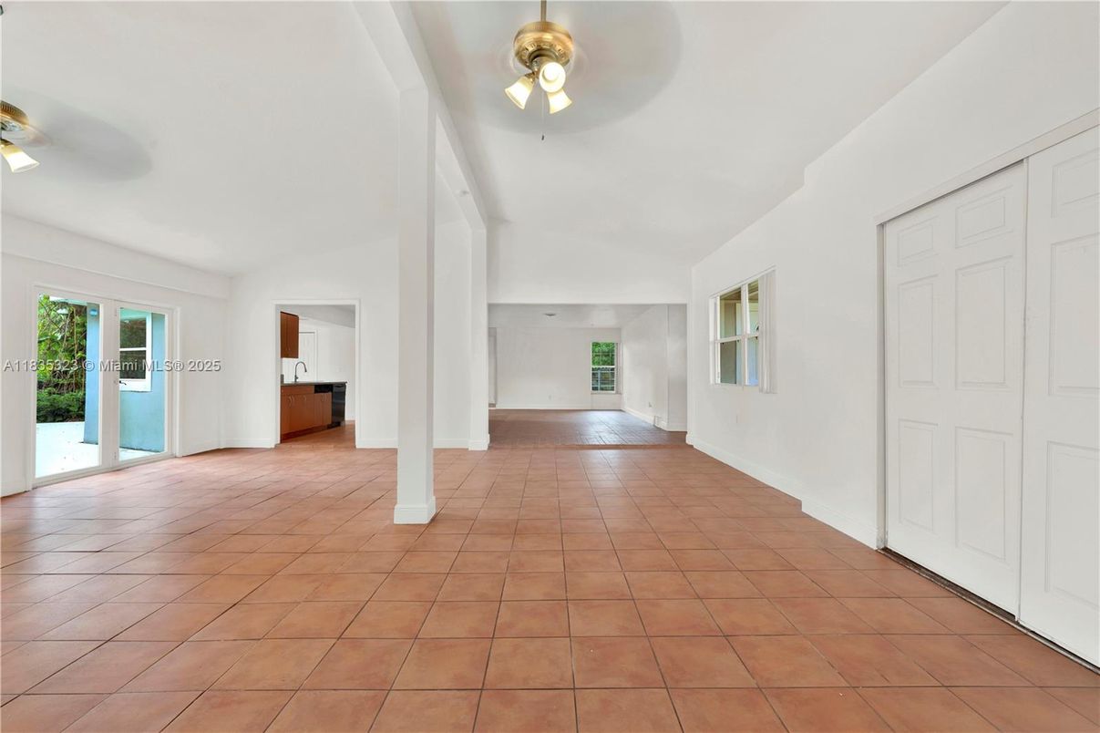 Empty room, Interior