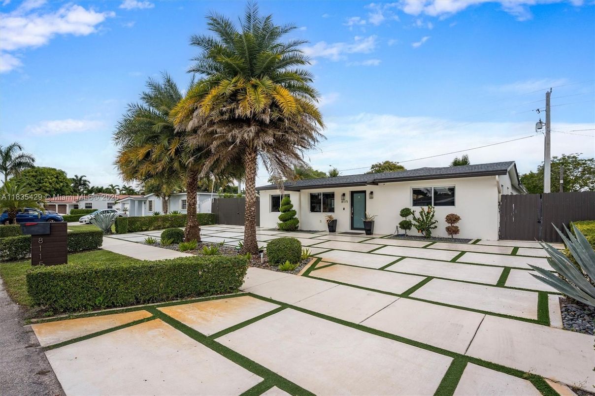 Backyard, Exterior, Facade, Ranch