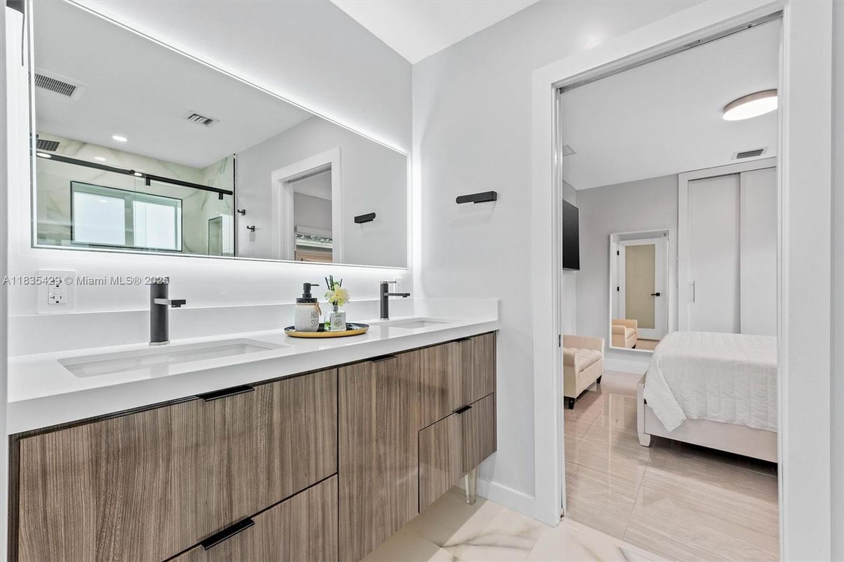 Bathroom, Dual Sink Vanities, Interior, Recessed Lighting