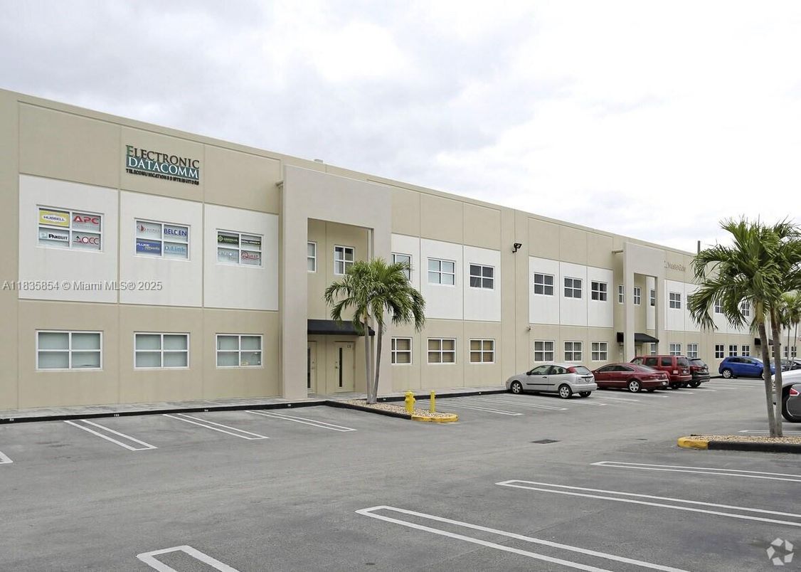 Exterior, Facade, Modern