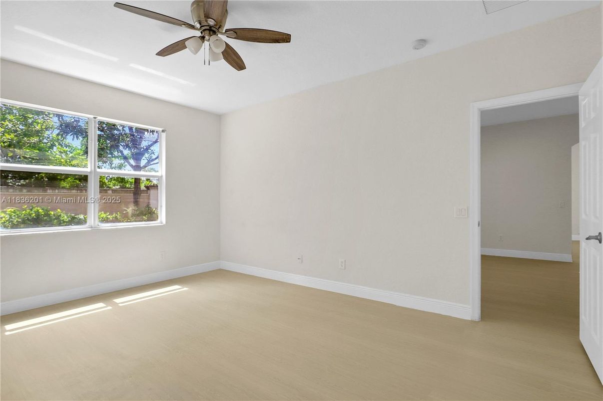 Empty room, Interior