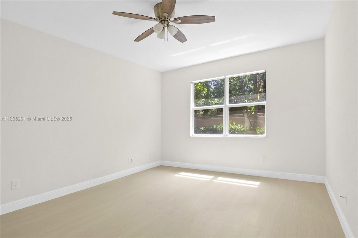 Empty room, Interior