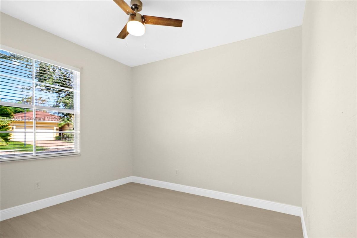 Empty room, Interior