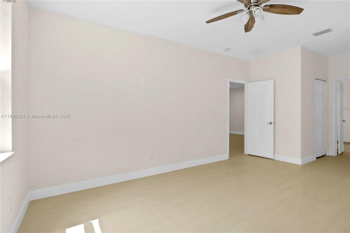 Empty room, Interior