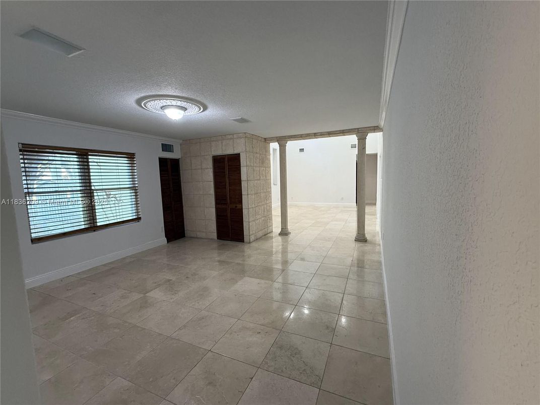 Empty room, Interior