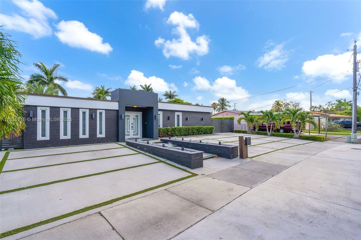 Backyard, Exterior, Facade, Modern