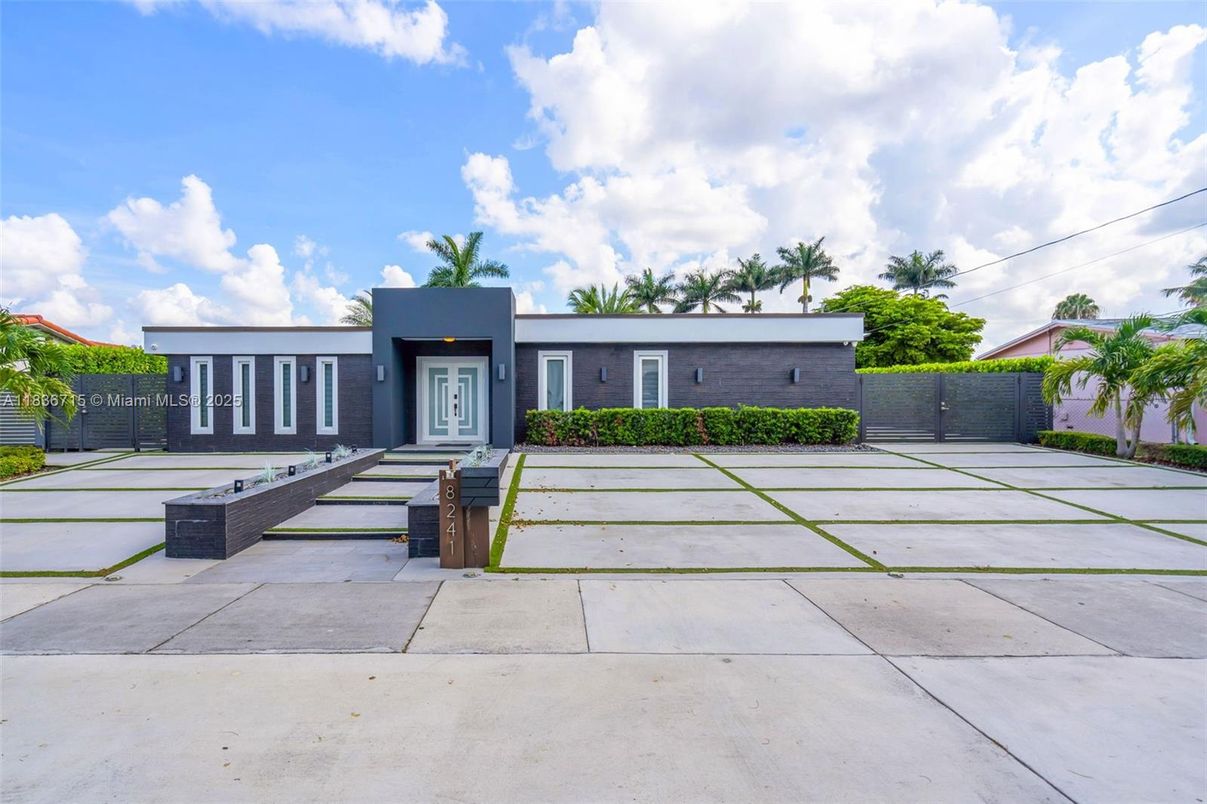 Backyard, Exterior, Facade, Modern