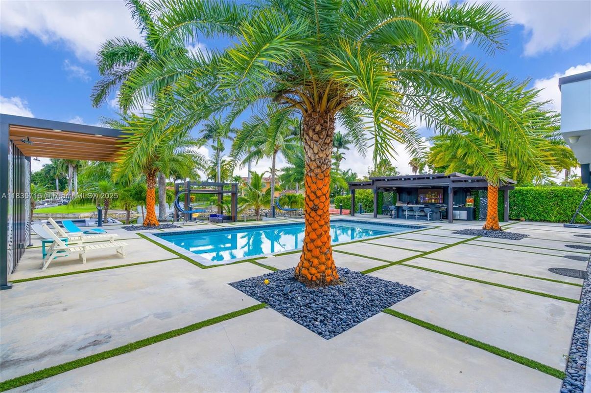 Exterior, Pool
