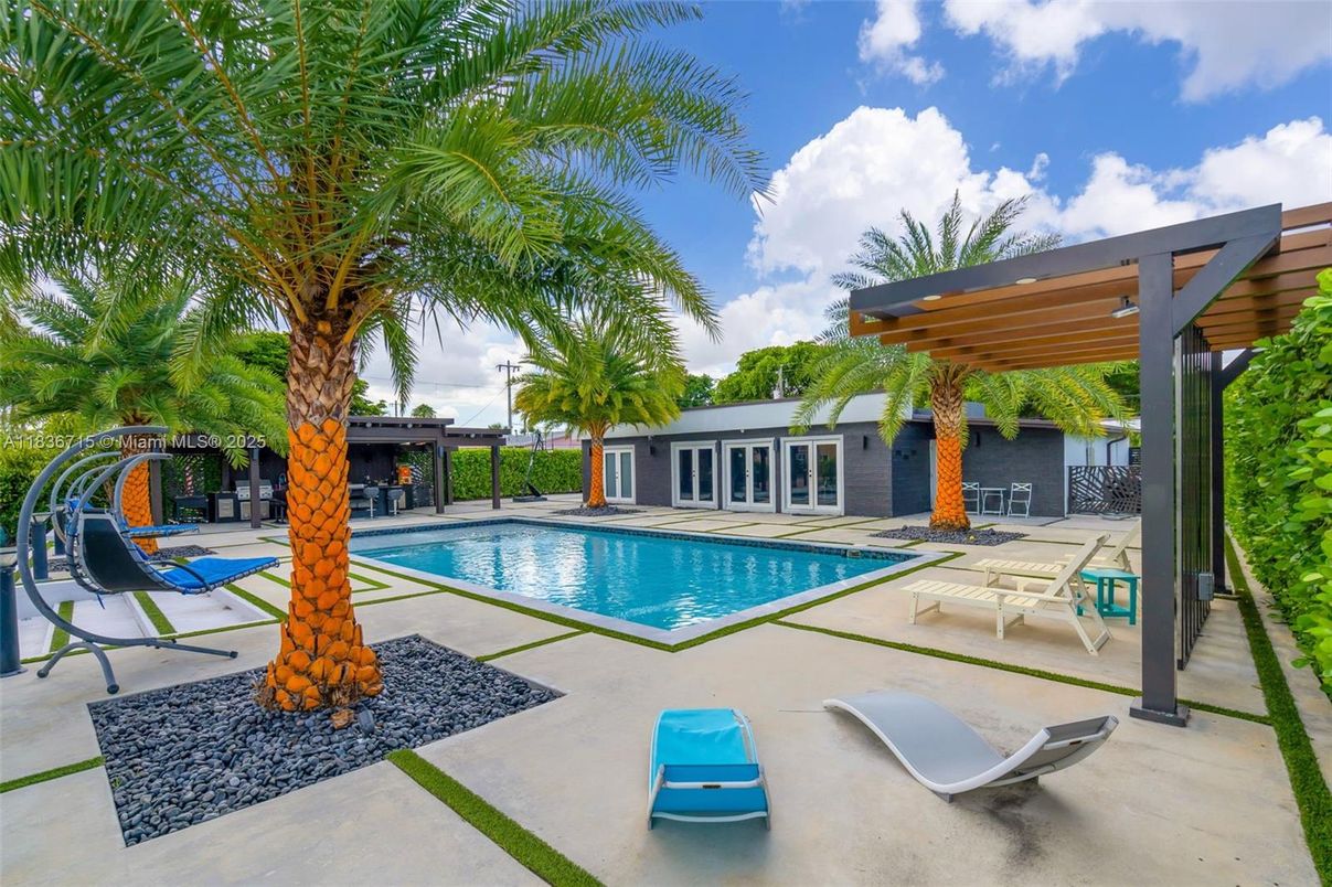 Exterior, Pool