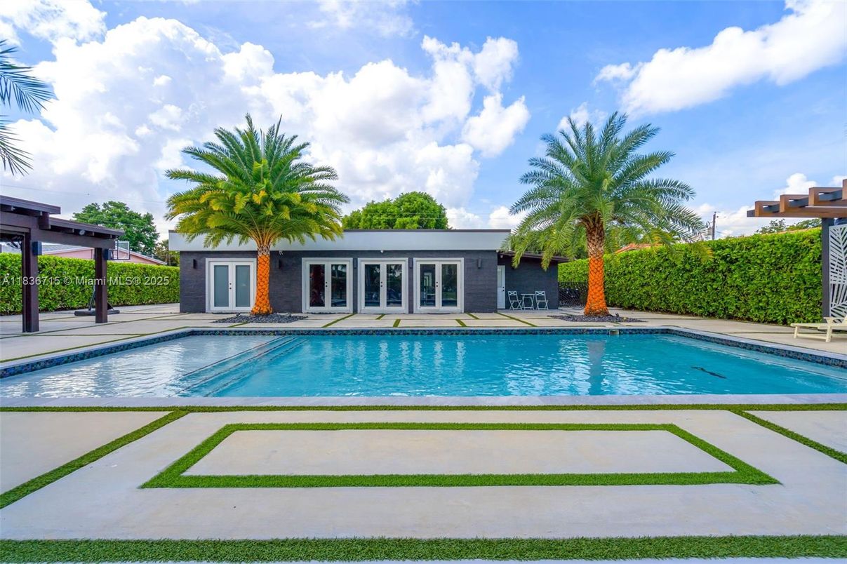 Exterior, Pool