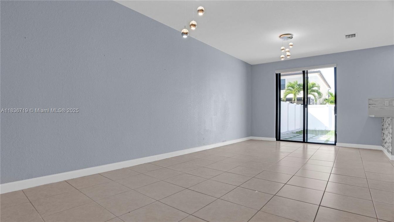 Empty room, Interior