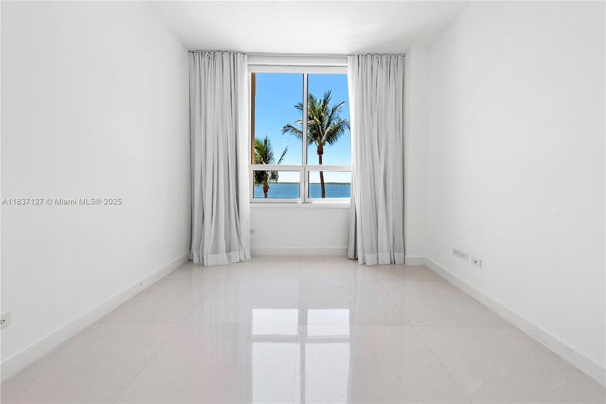 Empty room, Interior, Water