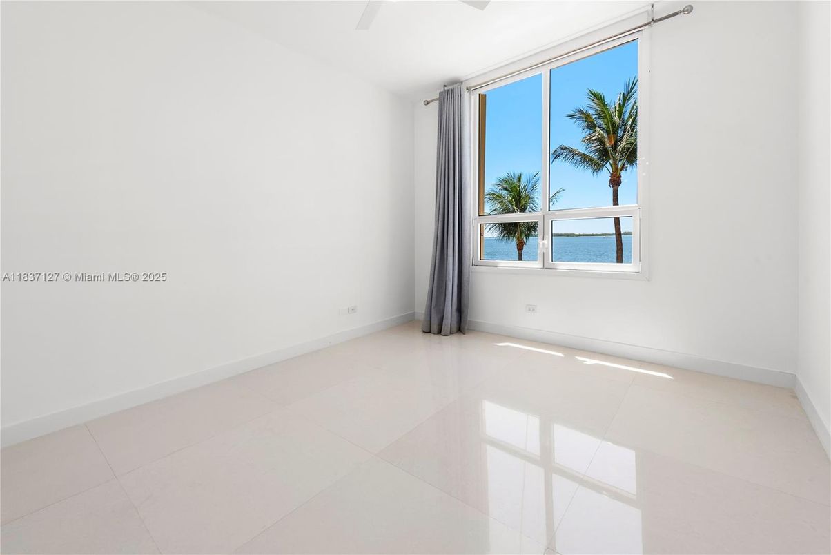 Empty room, Interior, Water
