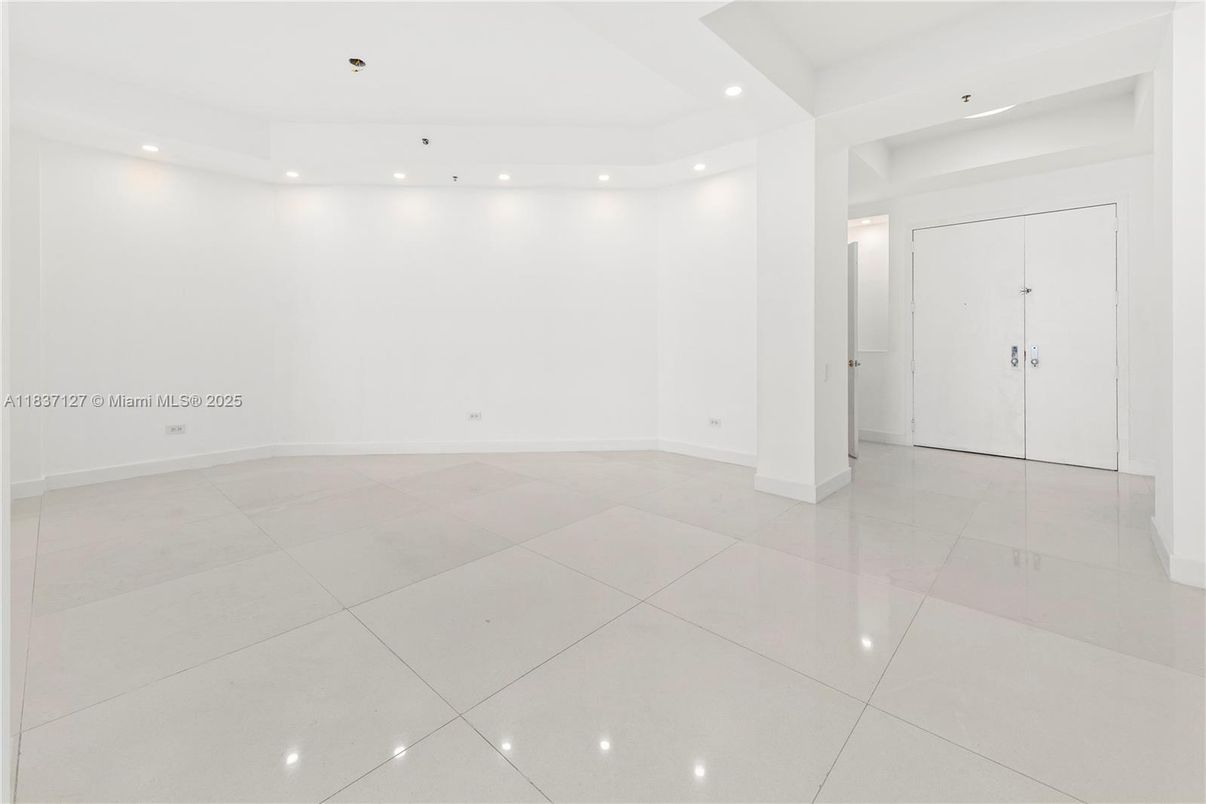 Empty room, Interior, Recessed Lighting