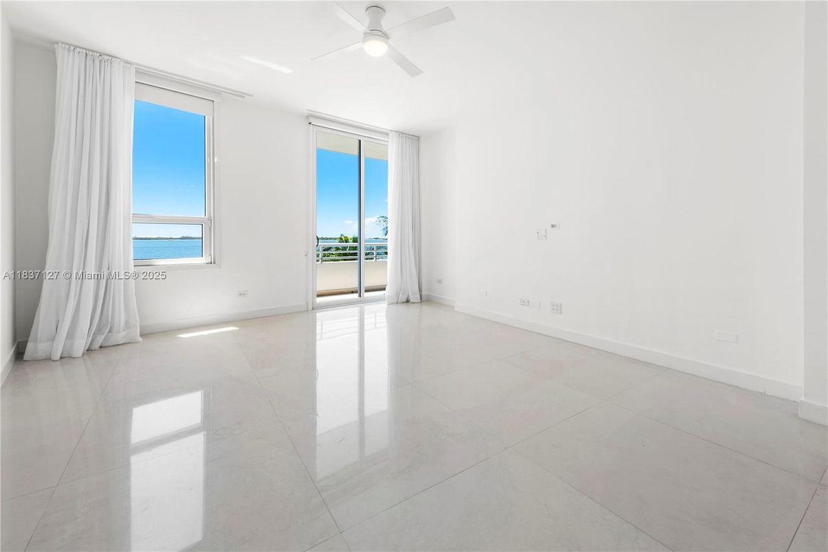 Empty room, Interior, Water