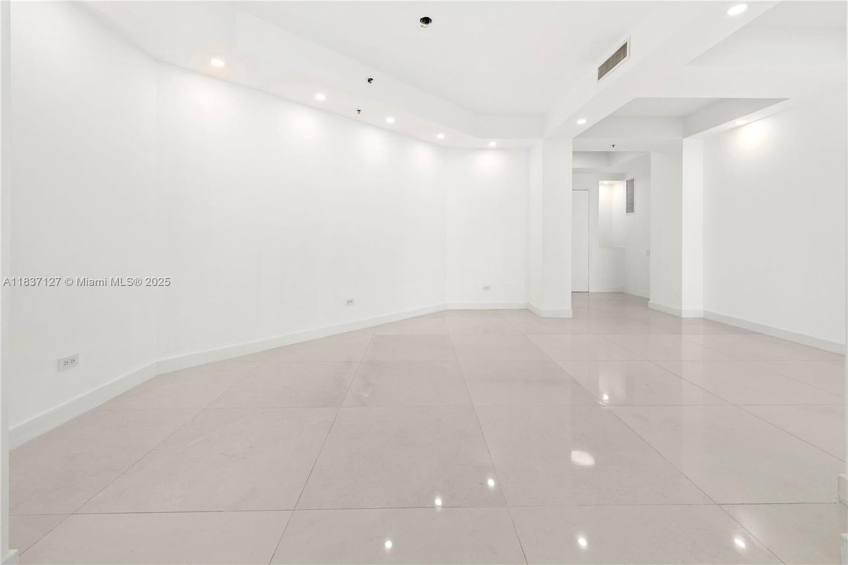 Empty room, Interior, Recessed Lighting