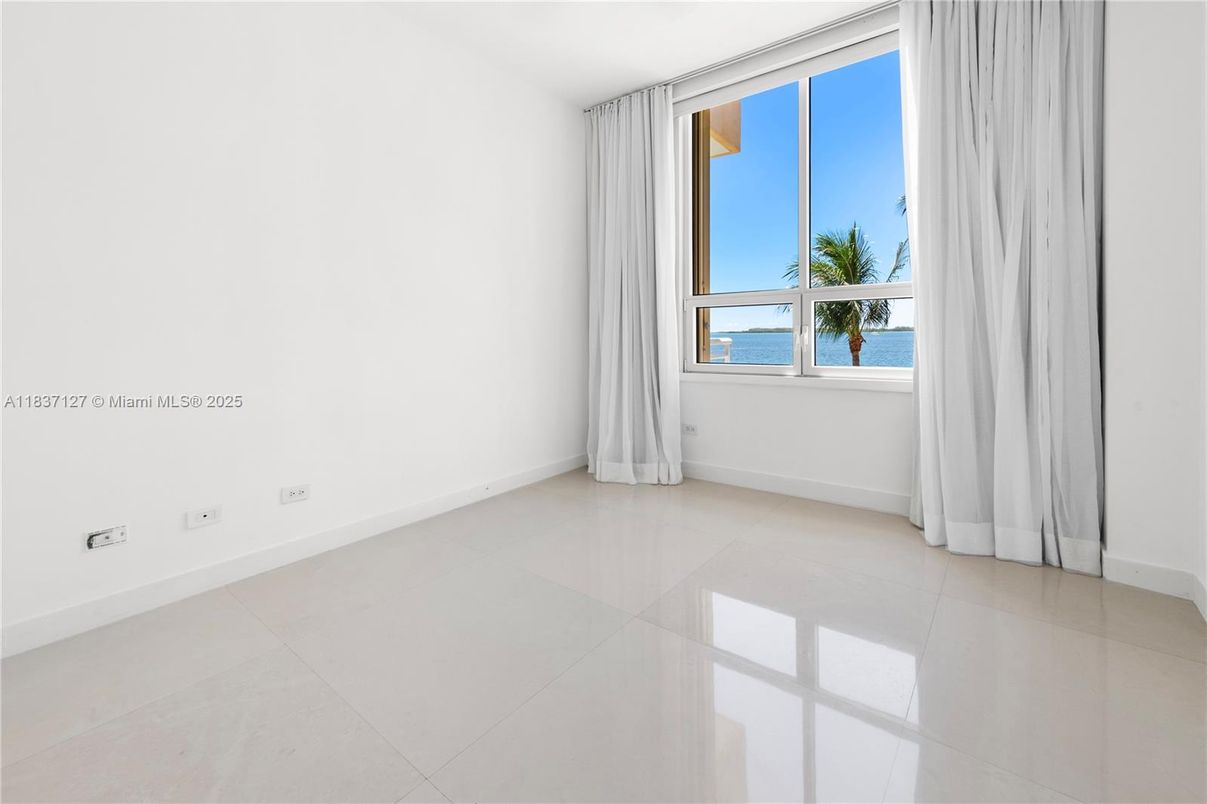 Empty room, Interior, Water