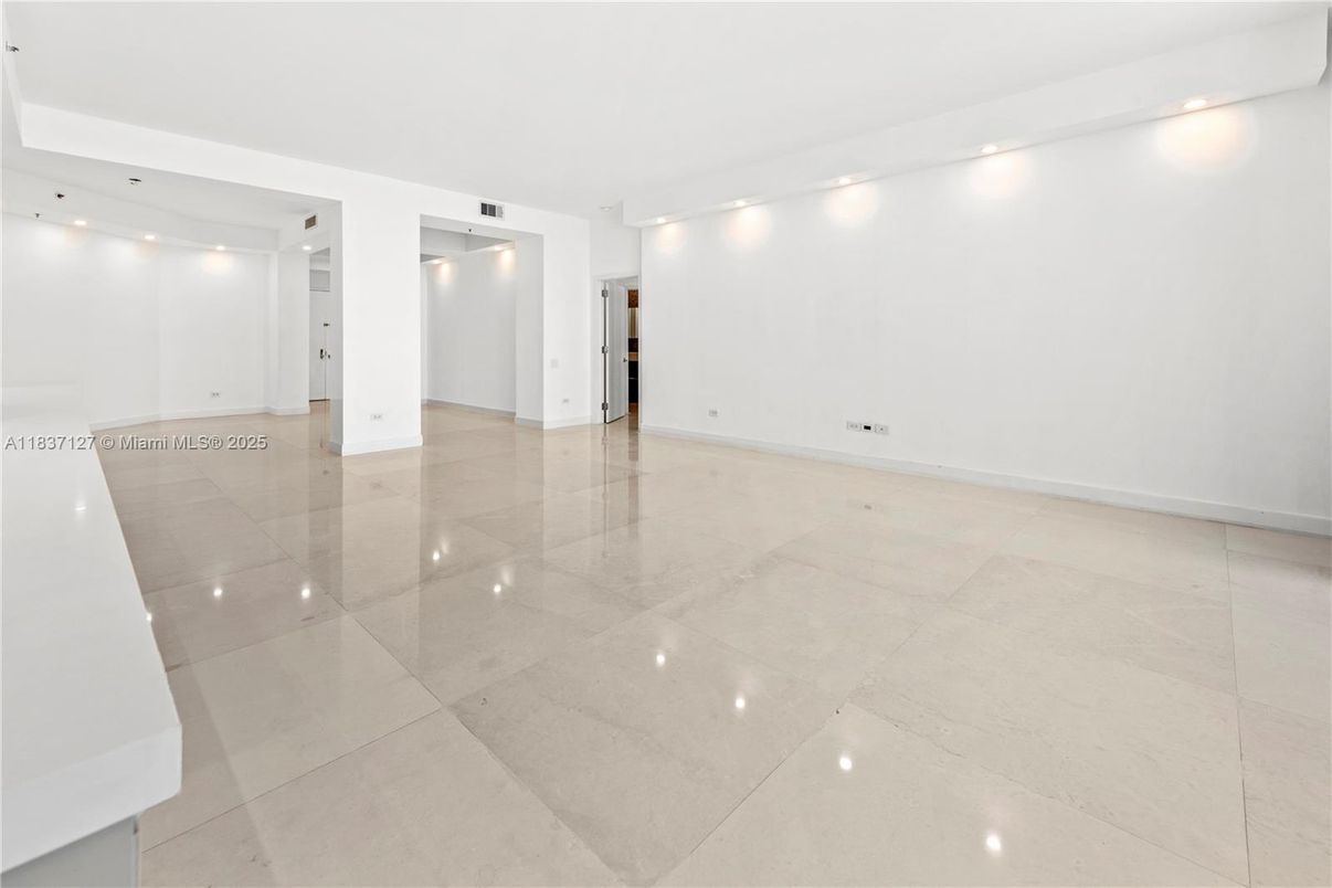 Empty room, Interior, Recessed Lighting