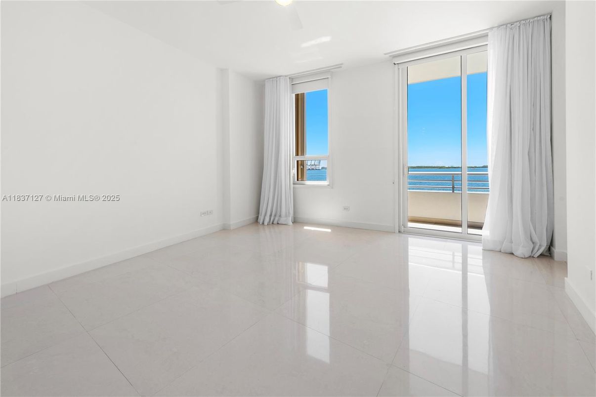 Empty room, Interior, Recessed Lighting, Water