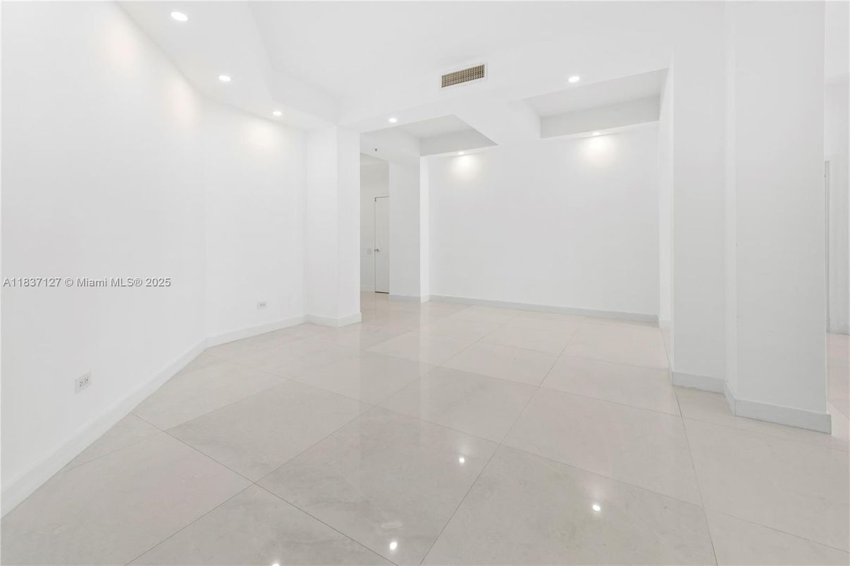 Empty room, Interior, Recessed Lighting