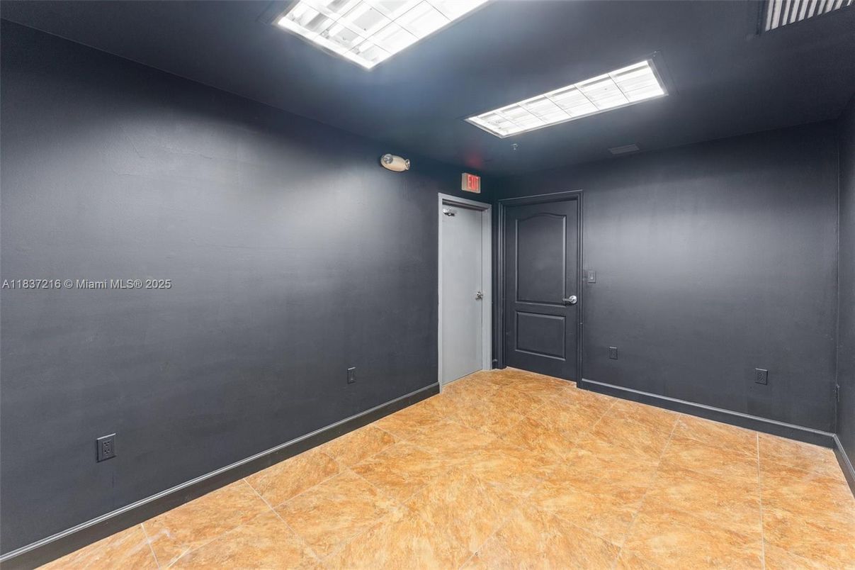 Empty room, Interior, Recessed Lighting