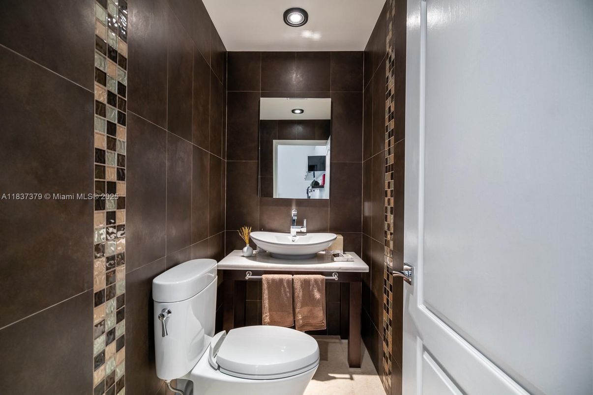 Bathroom, Interior, Recessed Lighting