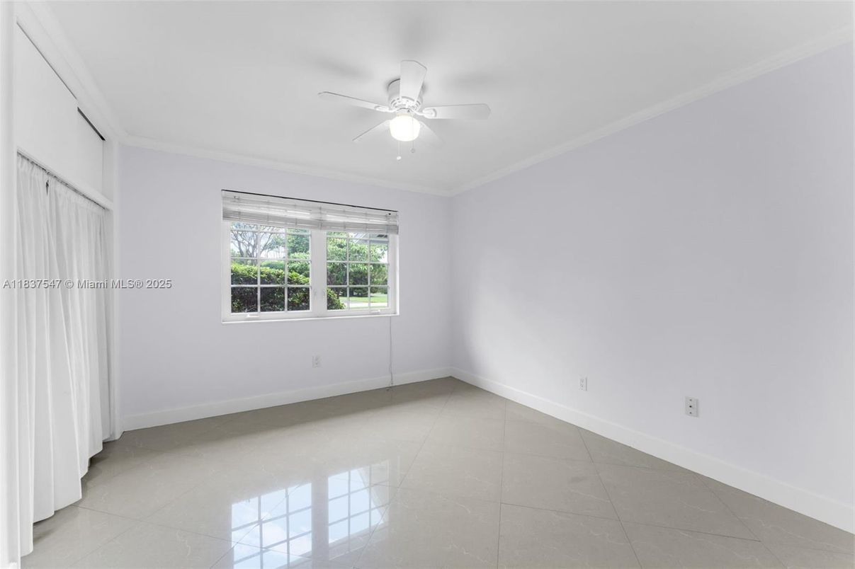 Empty room, Interior