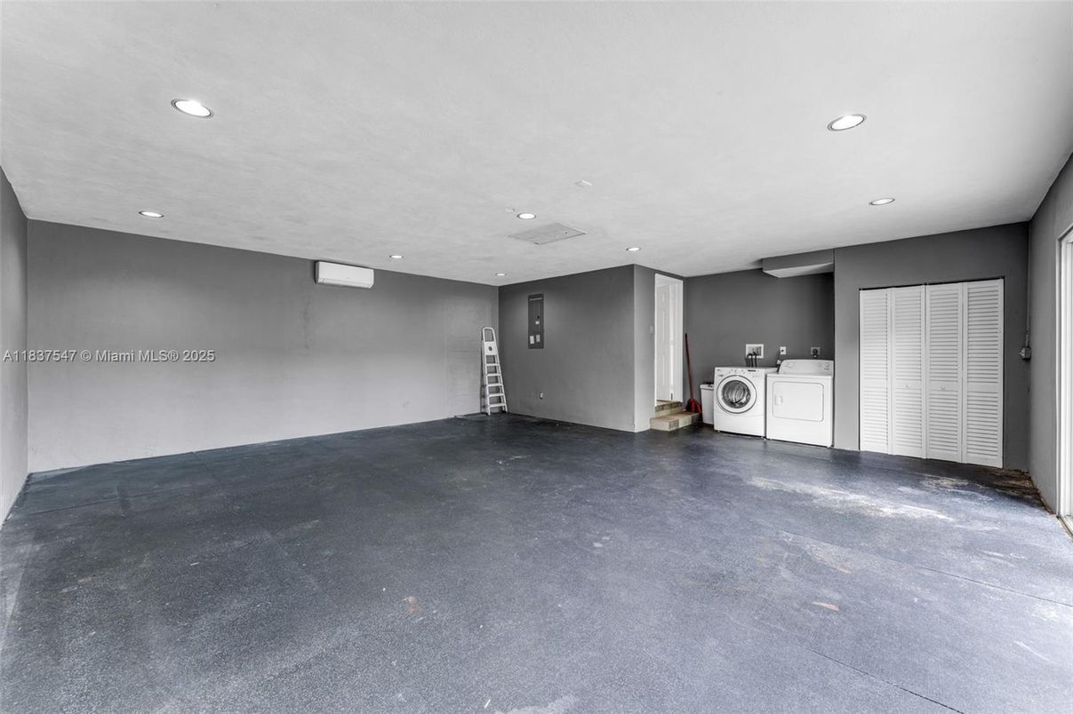 Empty room, Interior, Recessed Lighting, Washer