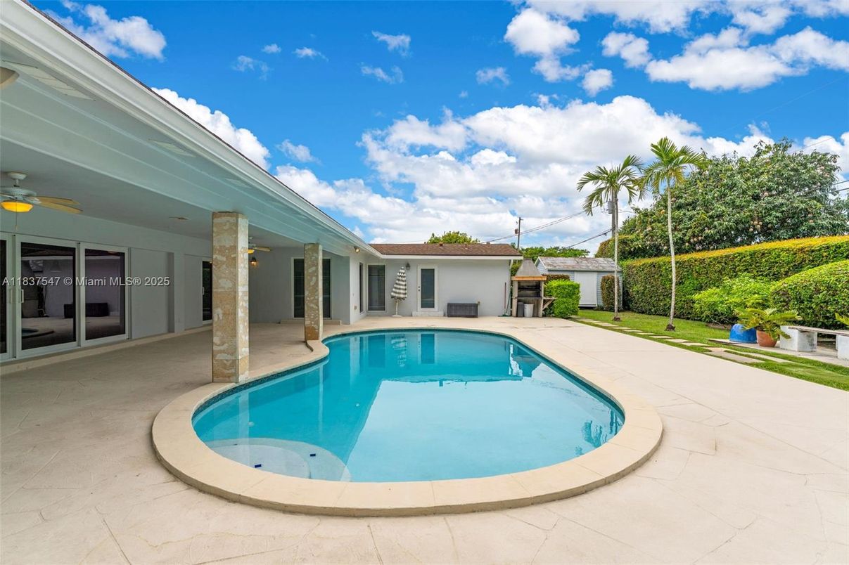 Exterior, Pool