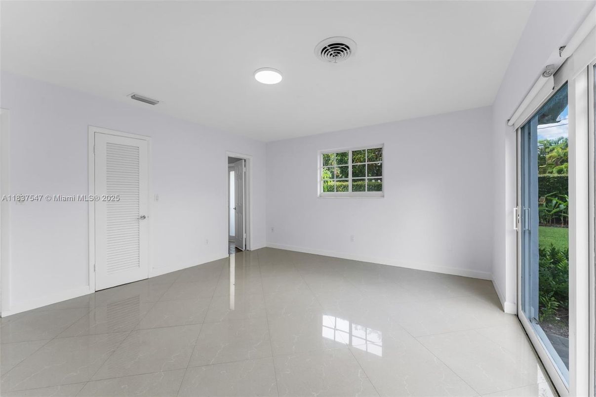 Empty room, Interior