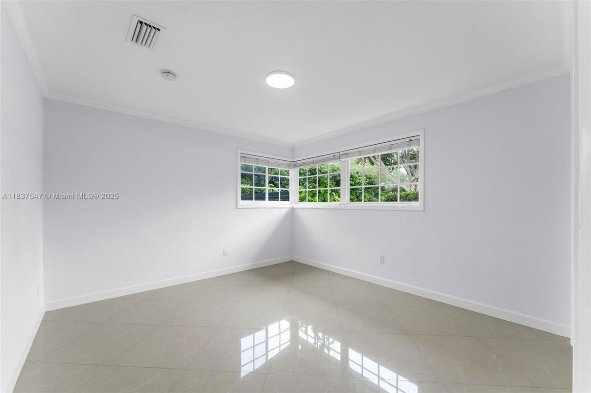 Empty room, Interior