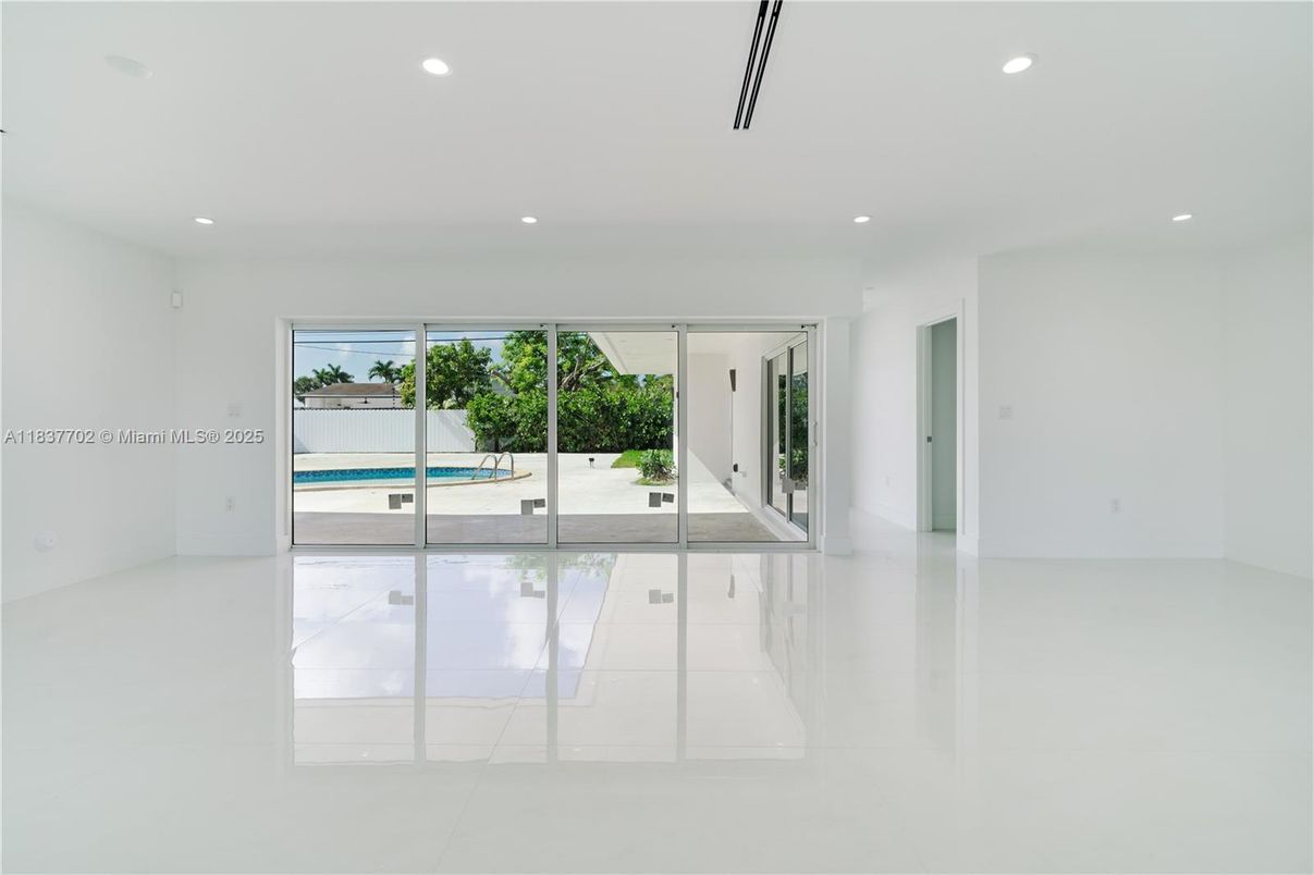 Empty room, Interior, Recessed Lighting