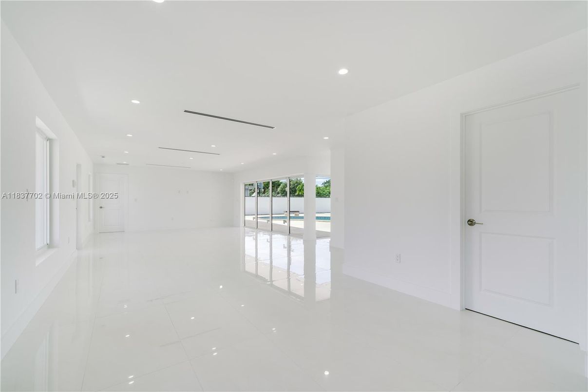 Empty room, Interior, Recessed Lighting