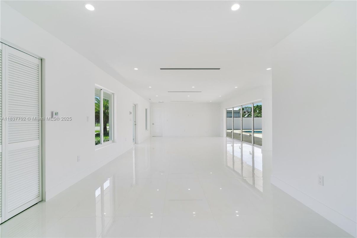 Empty room, Interior, Recessed Lighting