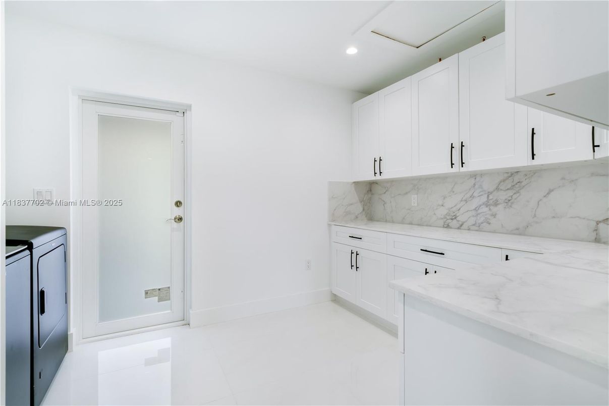Interior, Marble Walls, Recessed Lighting, Washer