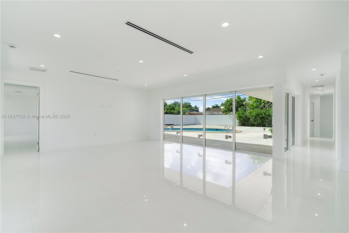 Empty room, Interior, Recessed Lighting