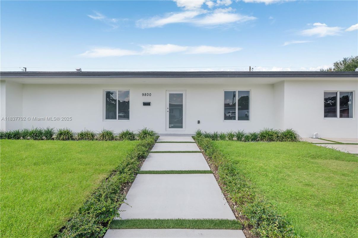 Exterior, Facade, Ranch