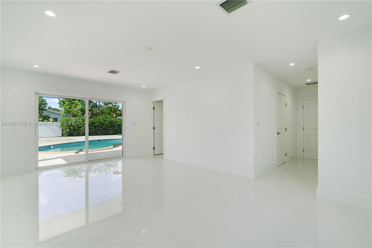 Empty room, Interior, Recessed Lighting