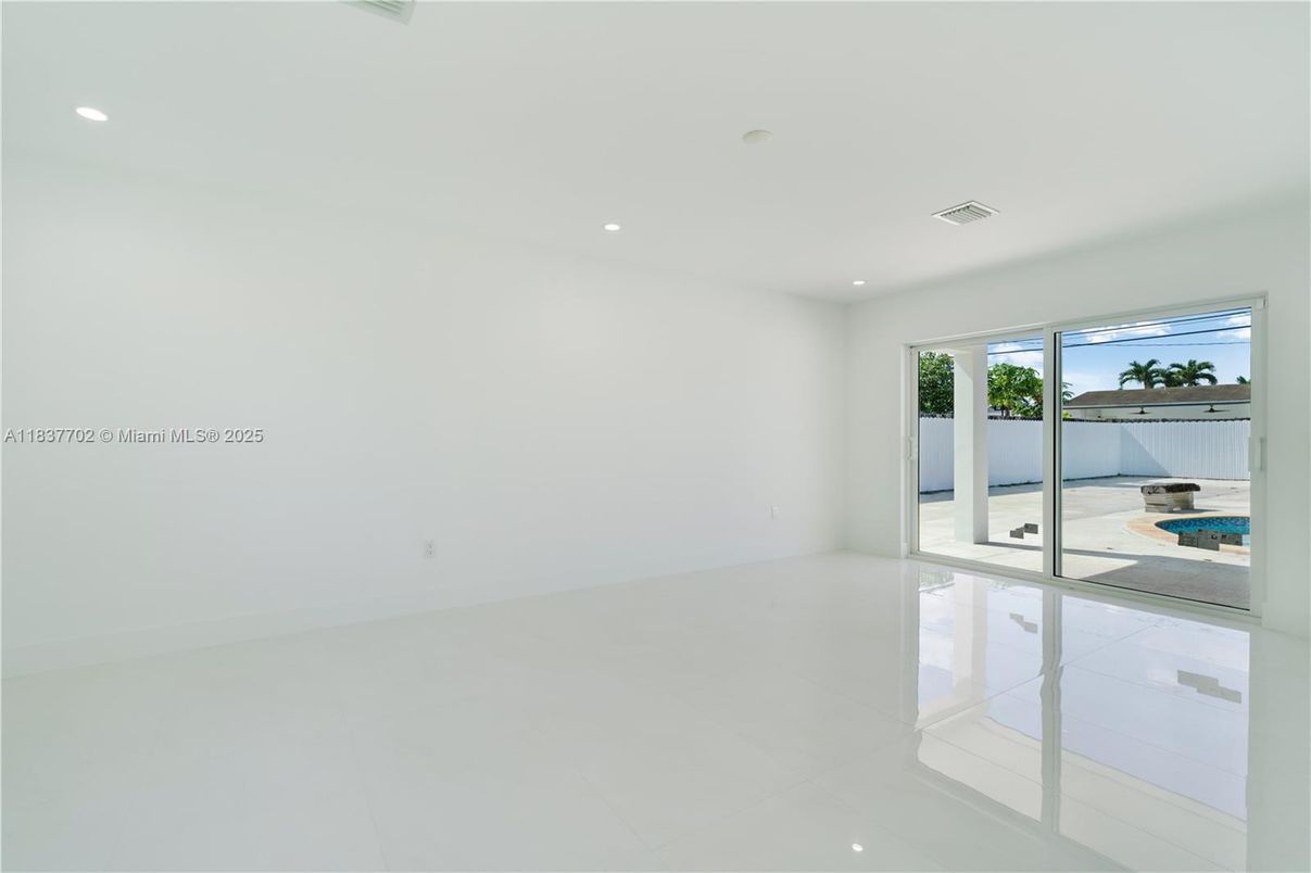 Empty room, Interior, Recessed Lighting