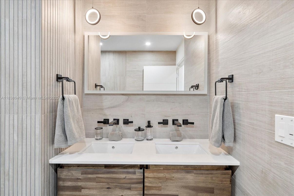 Bathroom, Dual Sink Vanities, Interior, Recessed Lighting