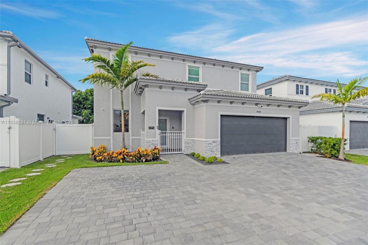 Attached, Exterior, Facade, Mediterranean
