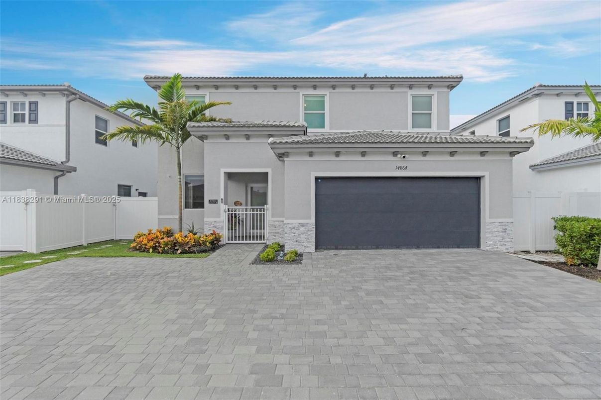 Attached, Exterior, Facade, Mediterranean