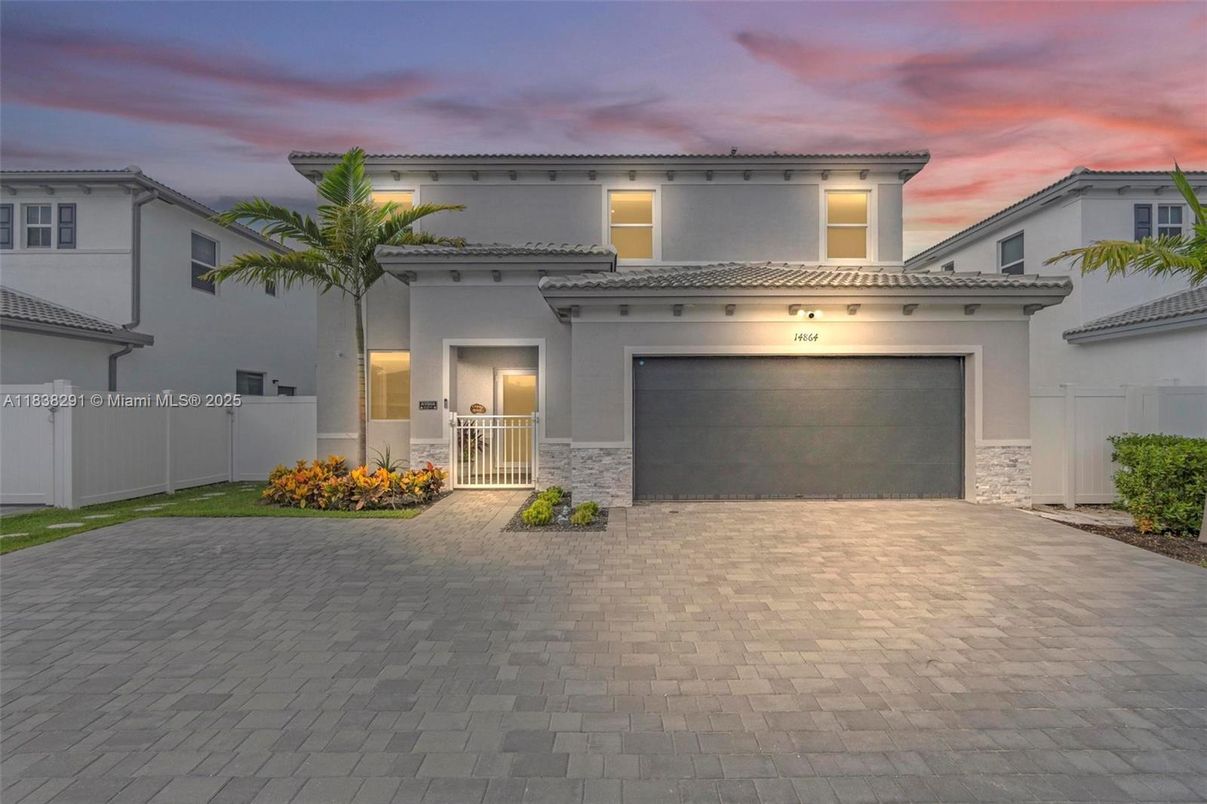 Attached, Exterior, Facade, Mediterranean