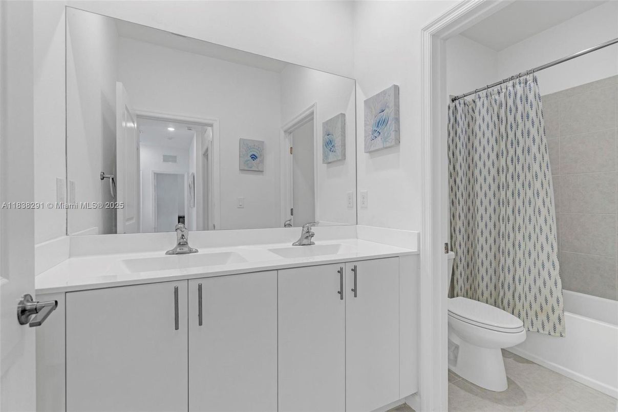 Bathroom, Dual Sink Vanities, Interior, Recessed Lighting