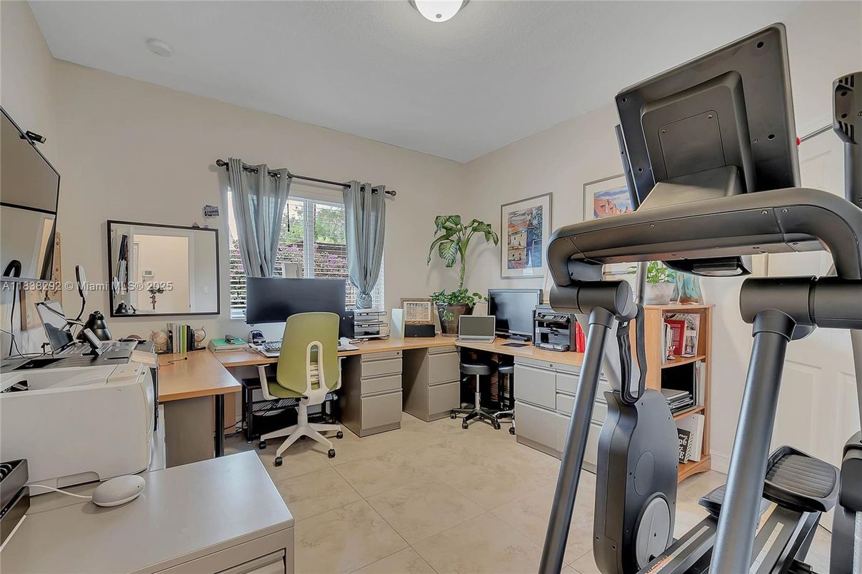 Home Office, Interior