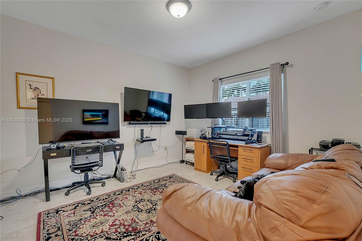 Home Office, Interior