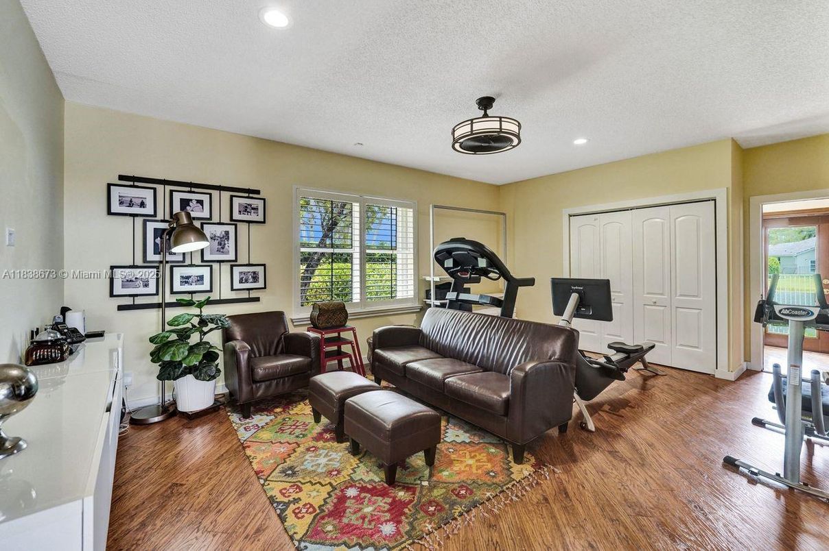 Fitness Equipment, Interior, Living room, Recessed Lighting, Wood Texture Flooring